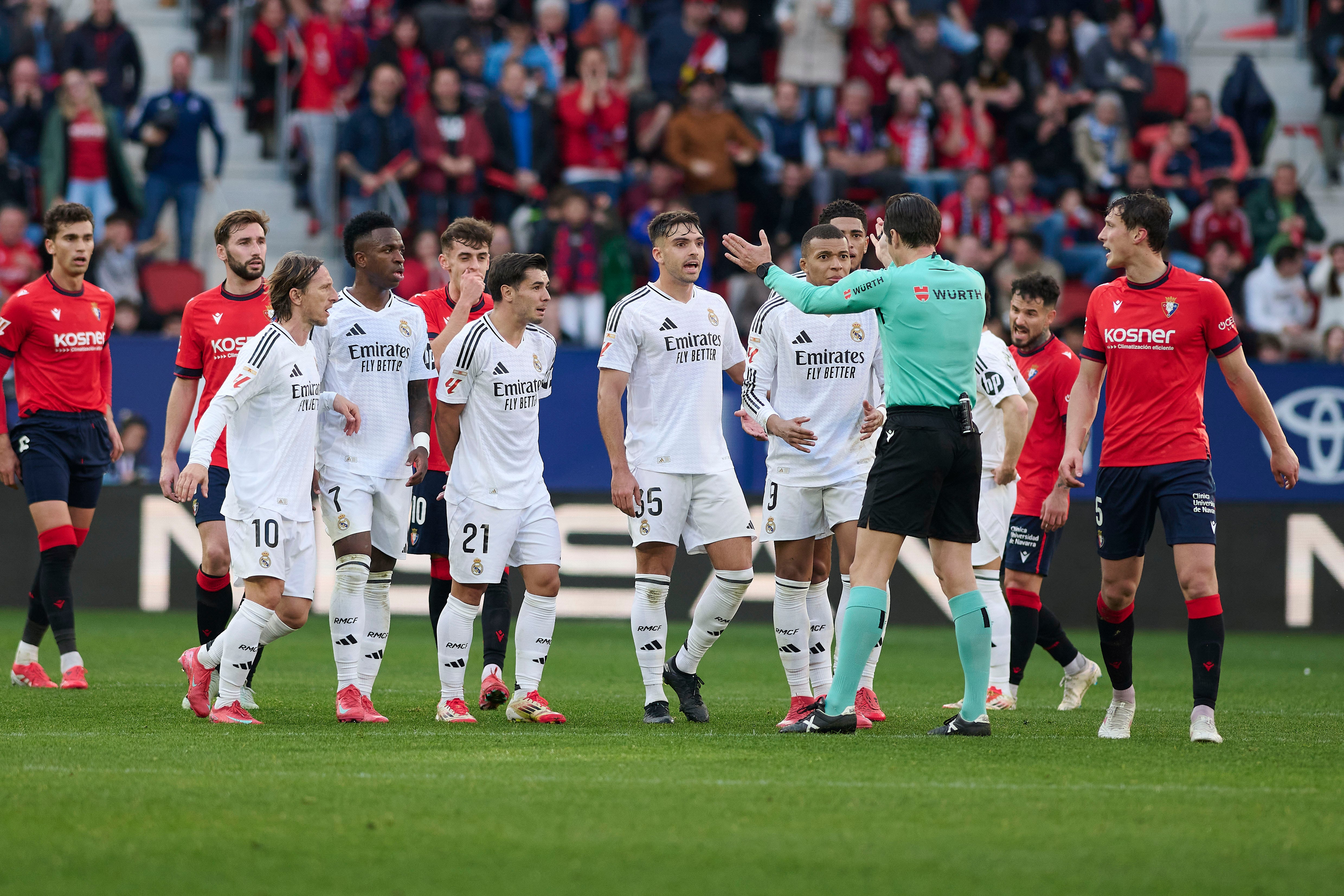 Los jugadores del Real Madrid protestando al árbitro en el Sadar en el empate a Osasuna 