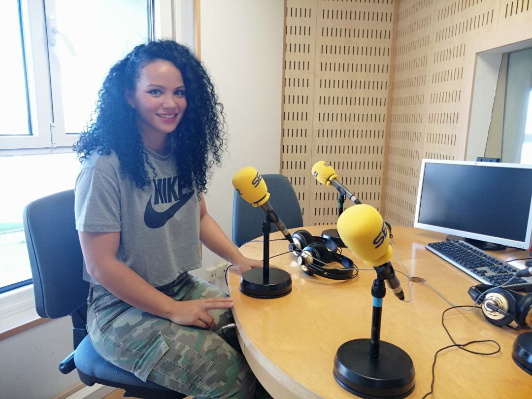 Débora Torreira en los estudios de SER Gijón