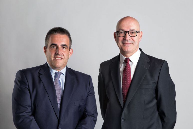 Fotografía facilitada por El Corte Inglés del consejero delegado, Víctor del Pozo, y el presidente de los grandes almancenes, Jesús Nuño de la Rosa (d). 