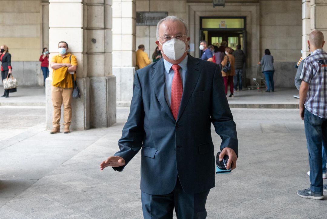 Antonio Fernández llegando a la Audiencia de Sevilla durante el juicio de Acyco