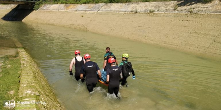 Momento del rescate del cuerpo en el Canal de Bardenas