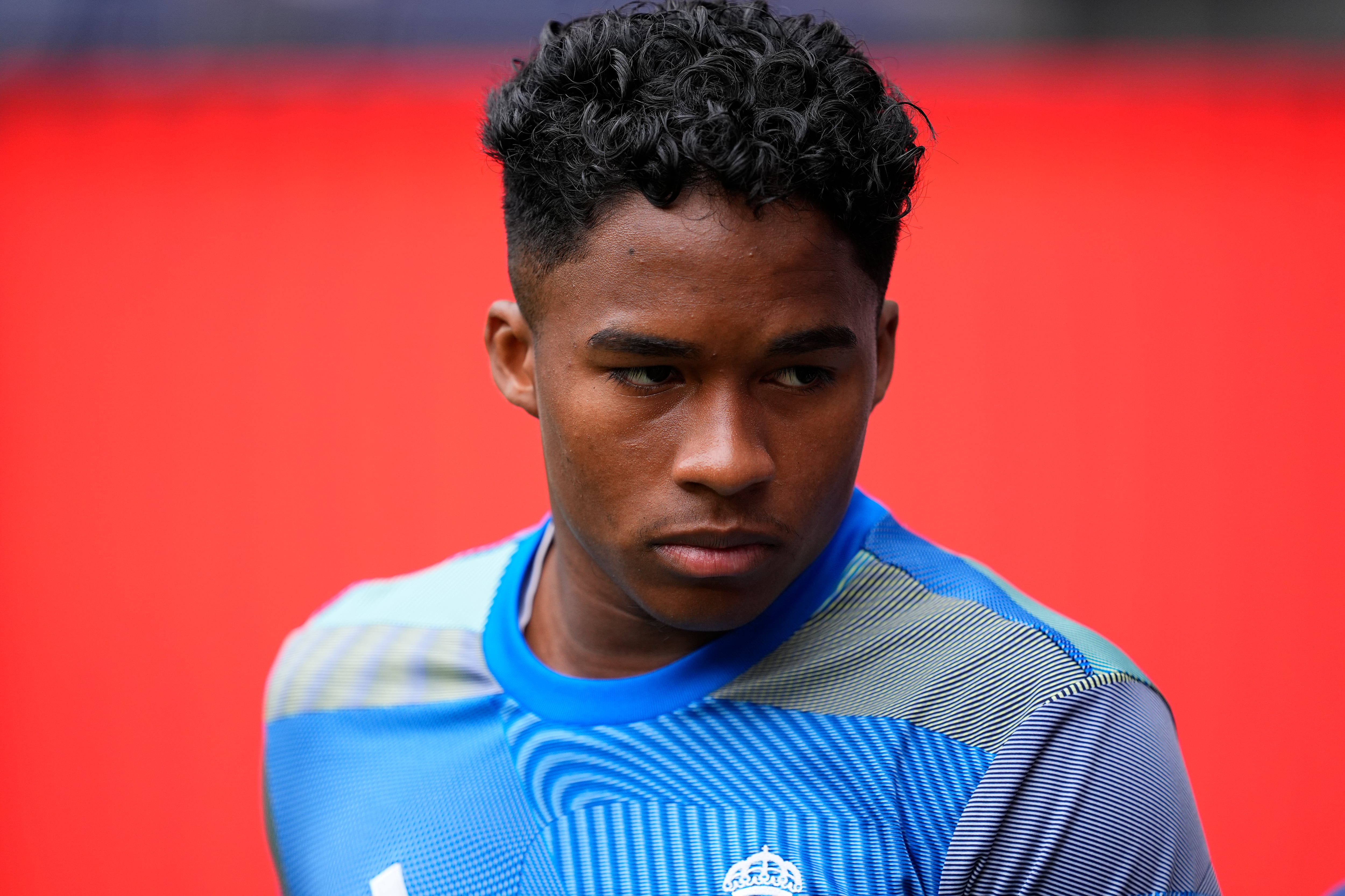 Endrick durante un calentamiento