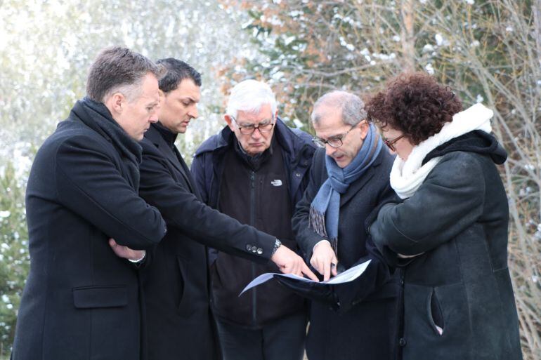 Els consellers liberals amb els representats de la plataforma l'Aldosa Veïns a la Gonarda