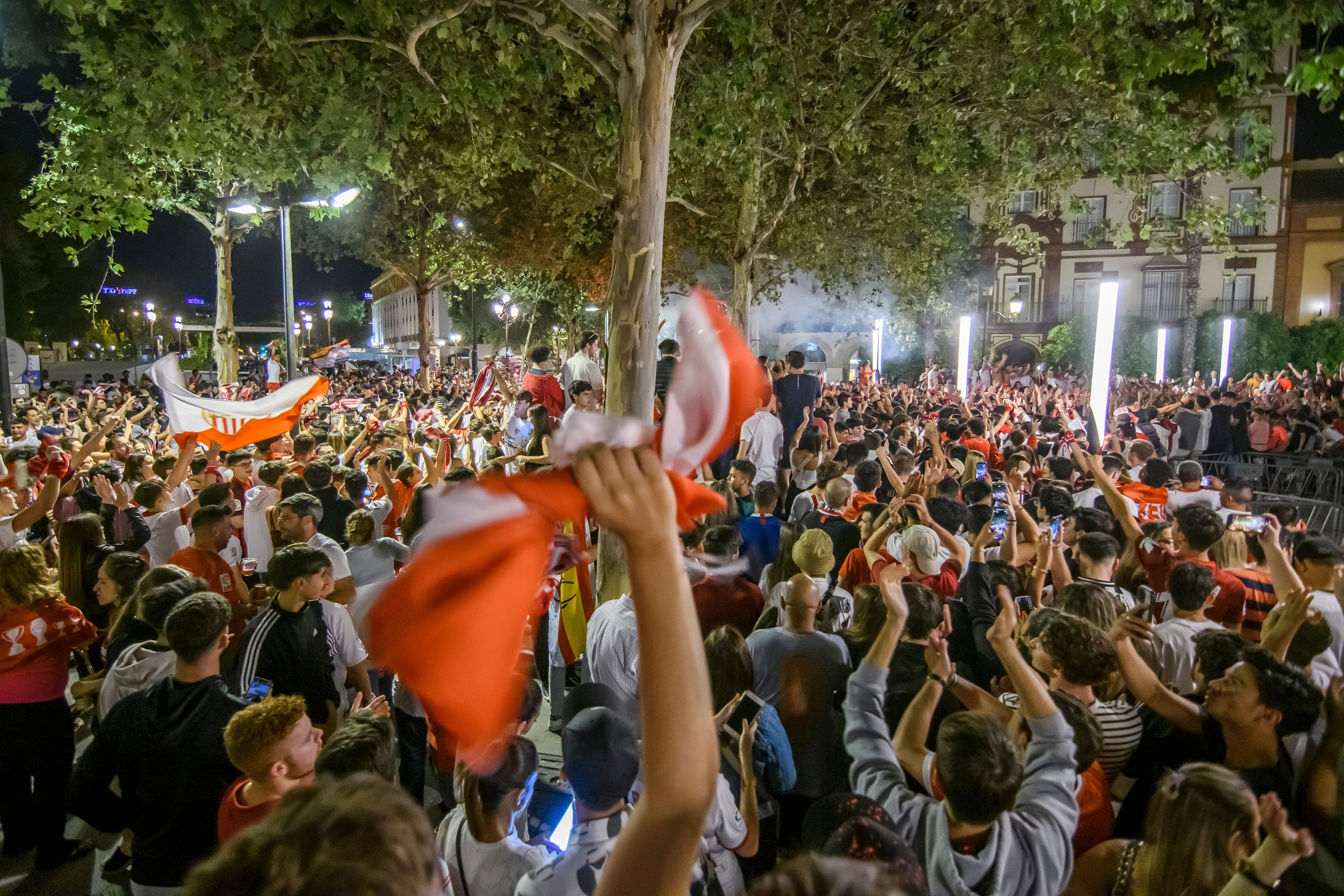 SEVILLA, 01/06/2023.- Aficionados del Sevilla FC celebran en la Puerta de Jerez, en Sevilla, la victoria de su equipo en la final de la Liga Europa ante la Roma disputada esta noche en Budapest. EFE/Raúl Caro
