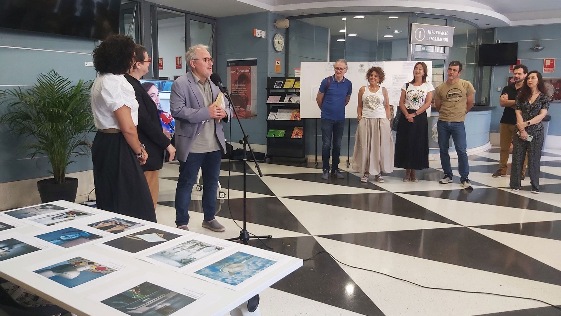 Intervención de Pau Bernabeu, durante la inauguración de la exposición de Cristina de Middel