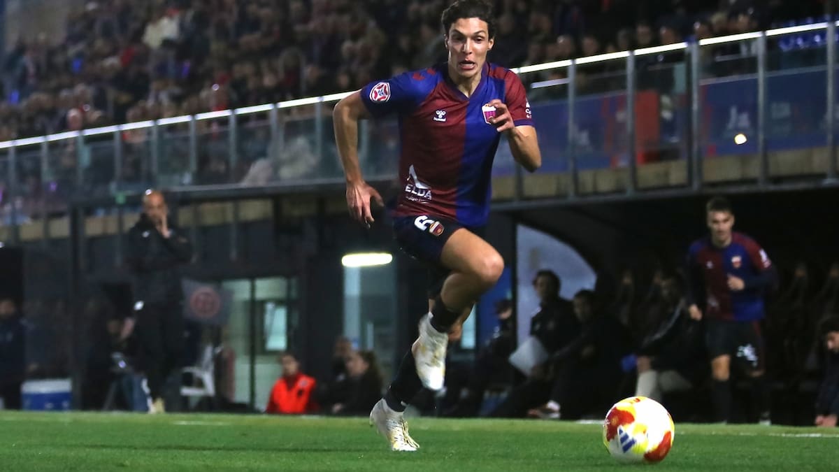 Borja Calvo, futbolista del Eldense, antes de recibir al C. D. Teruel
