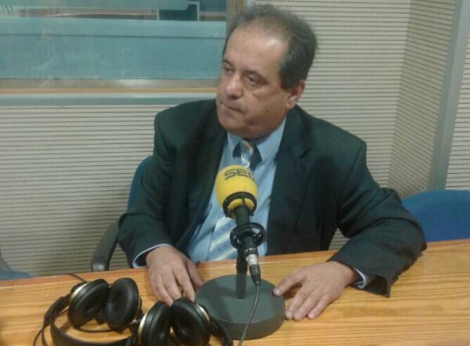 José Luis Perestelo en los estudios de Radio Club Tenerife de la Cadena SER