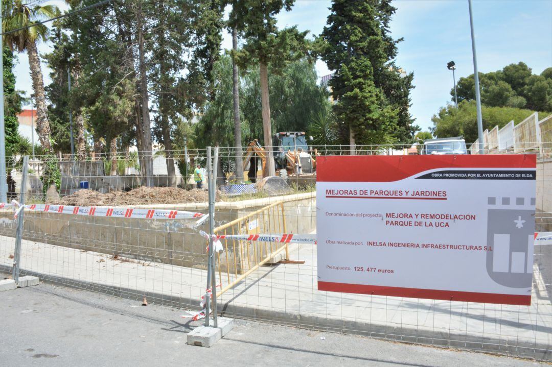 Obra en el jardín de la UCA de Elda