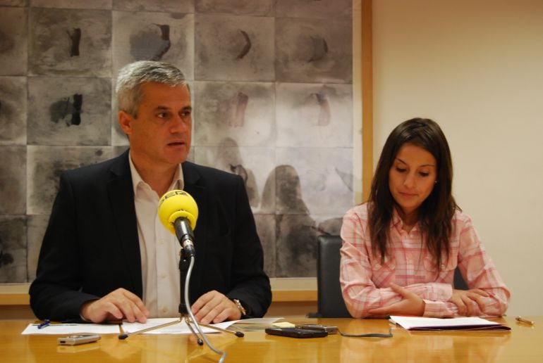 El primer edil de Móstoles, David Lucas y la 1º Teniente Alcalde, Jessica Antolín durante la presentación de la III Semana Móstoles Activa &quot;Lánzate al Empleo&quot;