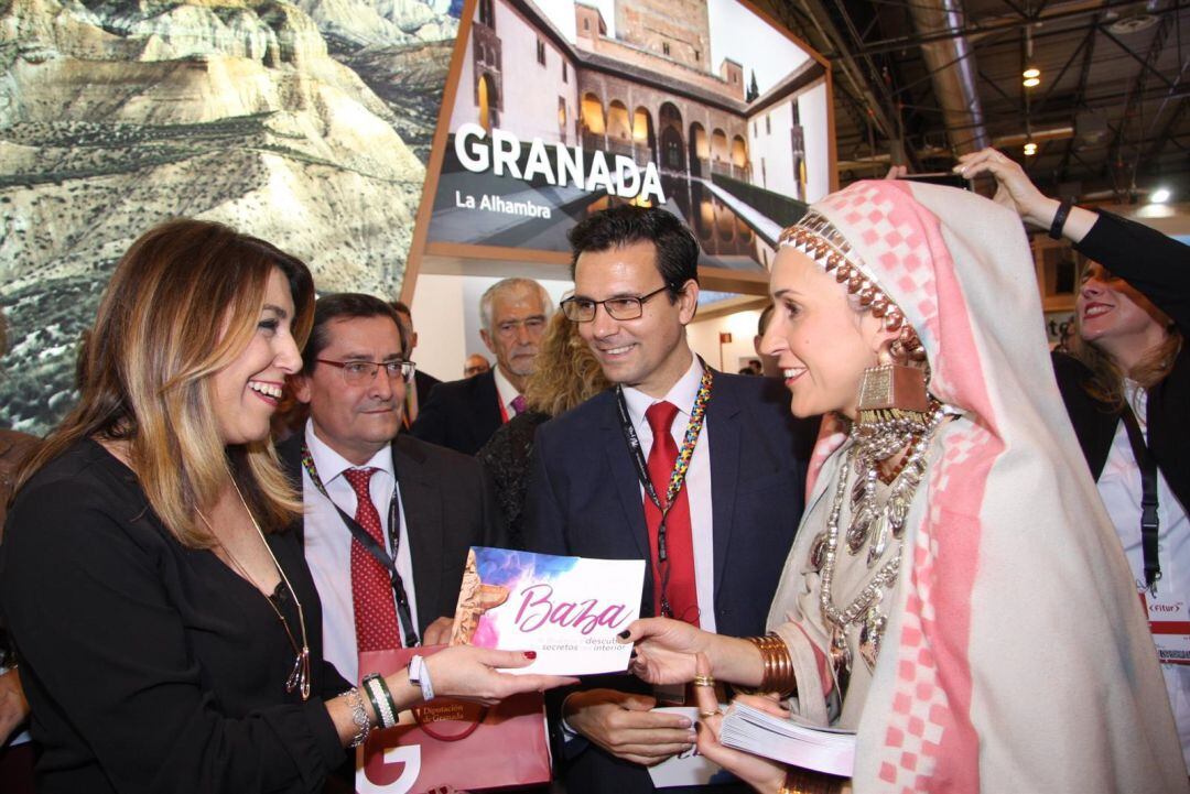 La expresidenta andaluza Susana Díaz visita el expositor de Granada en Fitur con el presidente de la Diputación y el alcalde de Granada