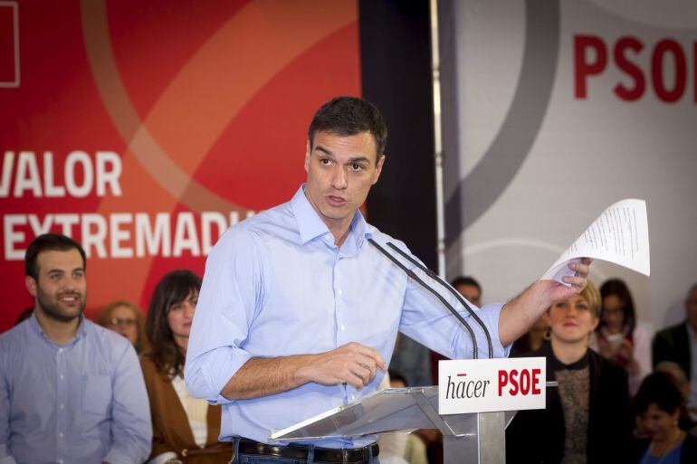 GRA205. MÉRIDA, 15/11/2014.- El secretario general del PSOE, Pedro Sánchez (7d), muestra unos papeles durante su intervención en el acto de presentación del candidato extremeño a las elecciones autonómicas, Guillermo Fernández Vara, y los de las poblacion