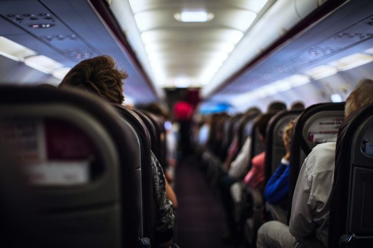 Cabina de pasajeros en un avión comercial.