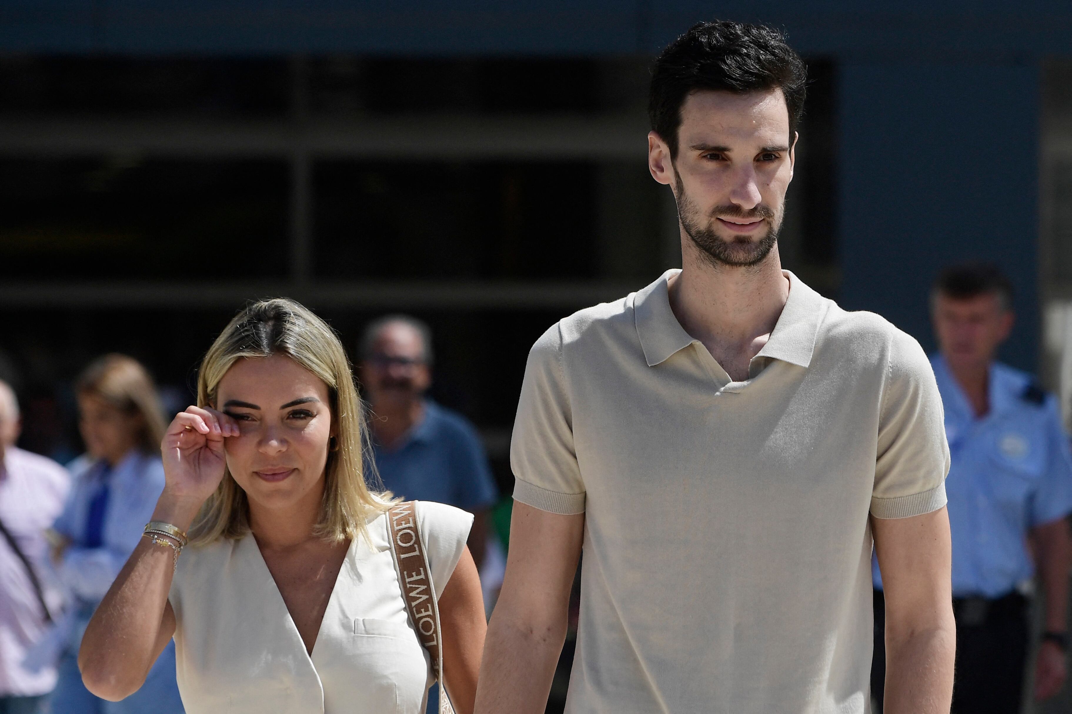 Sergio Rico abandona el hospital sevillano junto a su mujer, Alba Silva. (Photo by CRISTINA QUICLER / AFP) (Photo by CRISTINA QUICLER/AFP via Getty Images)