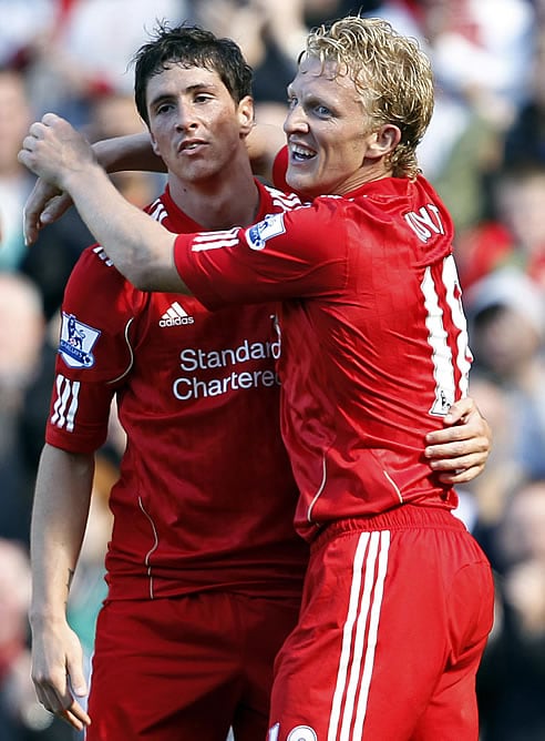 Torres se abraza con Kuyt tras la consecución del gol