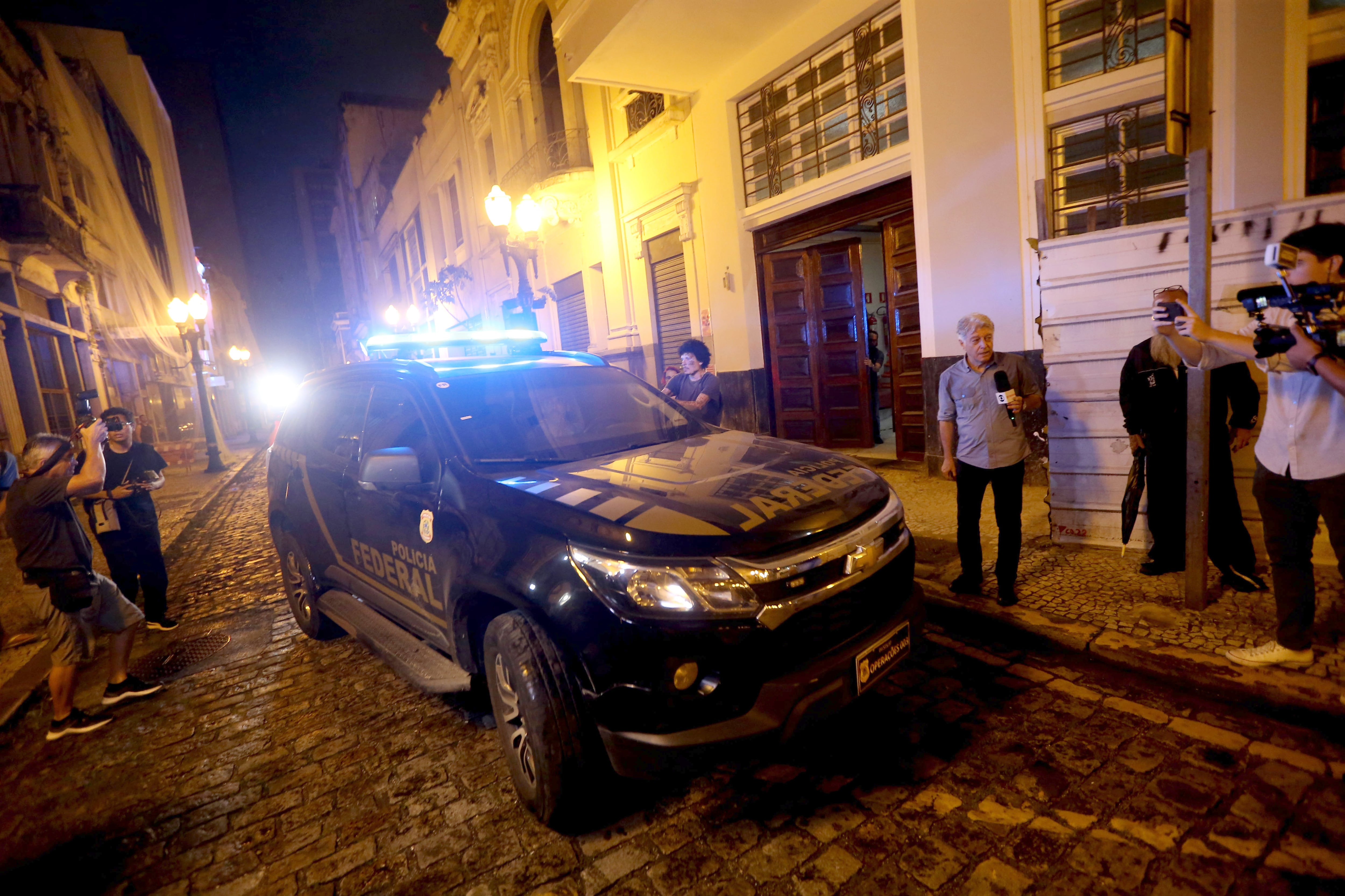 Fotografía que muestra el vehículo de la policía donde es transportado el exfutbolista Robson de Souza &#039;Robinho&#039;, al ser arrestado este jueves en una de sus residencias en el litoral de São Paulo (Brasil).