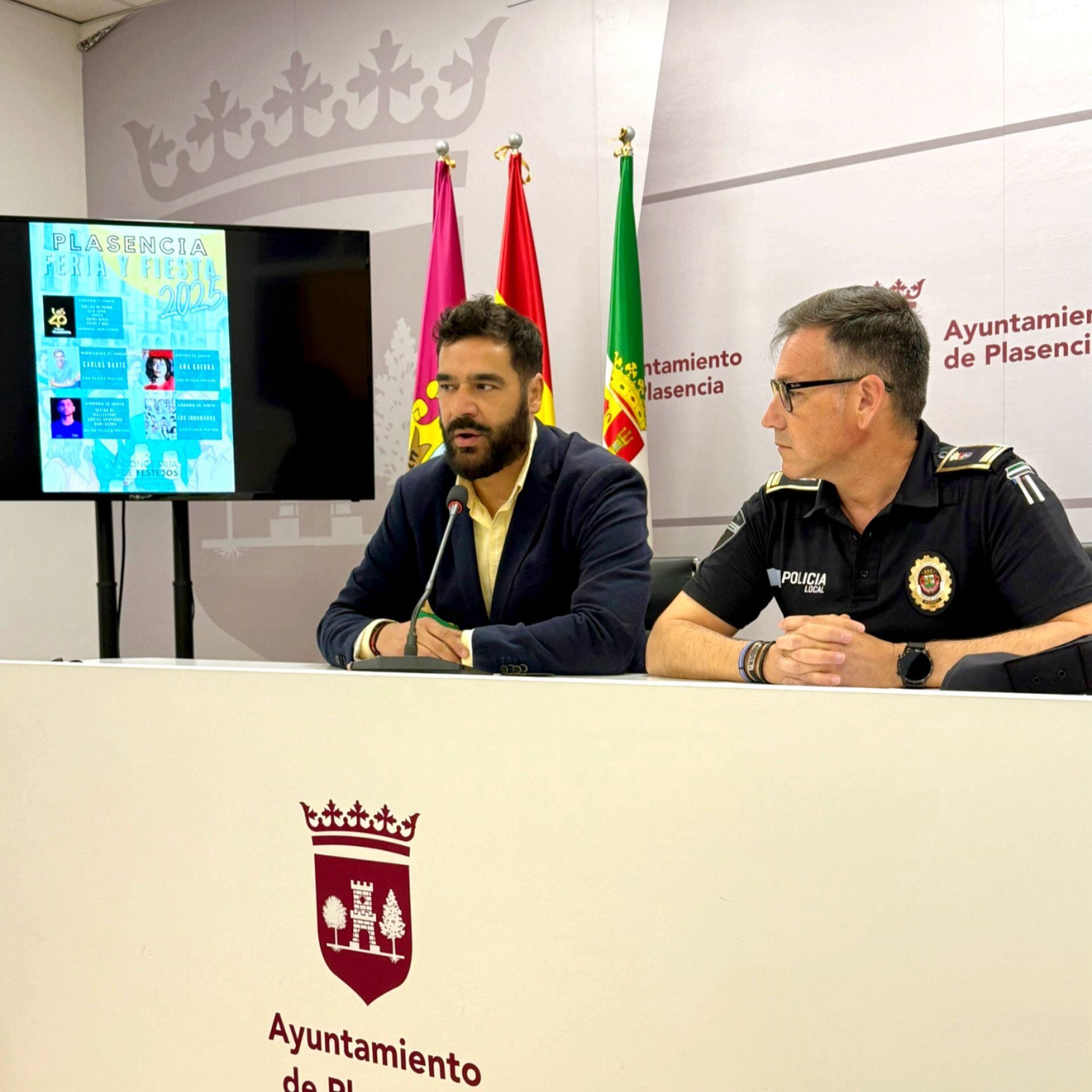 El Concejal de Festejos, David Dóniga y el Intendente de la Policía Loca, José Antonio Quijada, presentan el programa de las Ferias de Plasencia 2025