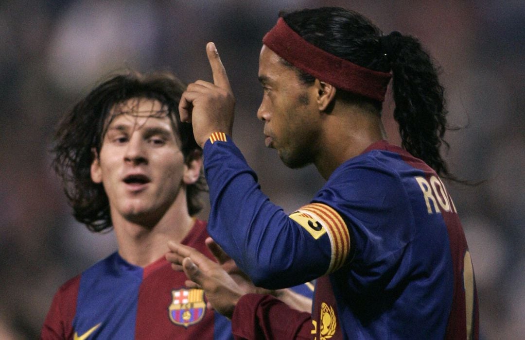 Leo Messi y Ronaldinho, en un partido de noviembre de 2006.