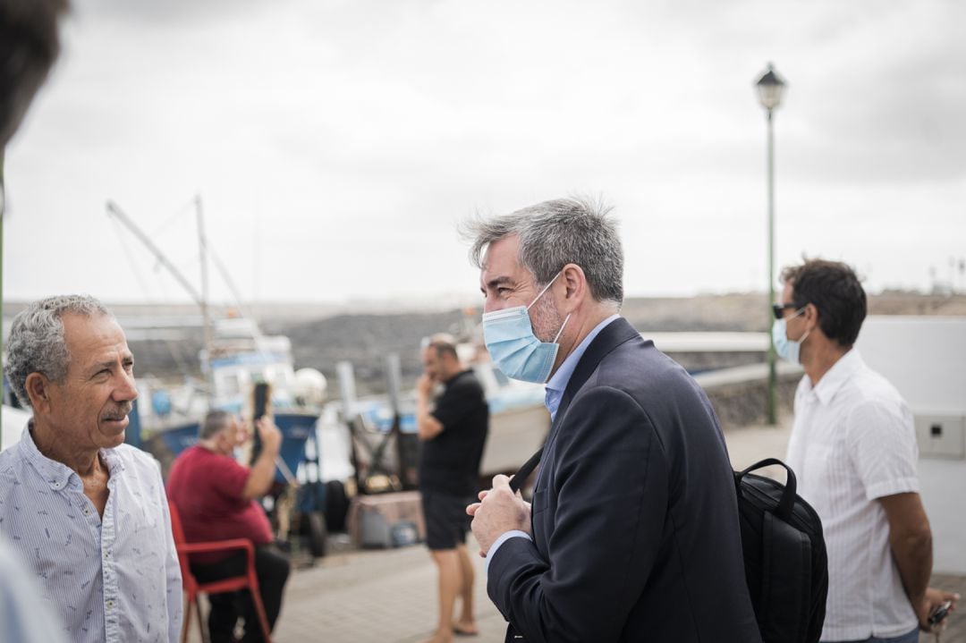 El senador por Canarias Fernando Clavijo en su visita a varios pescadores de La Santa.