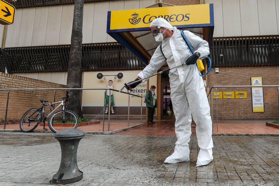 Desinfección cerca de una oficina de Correos.