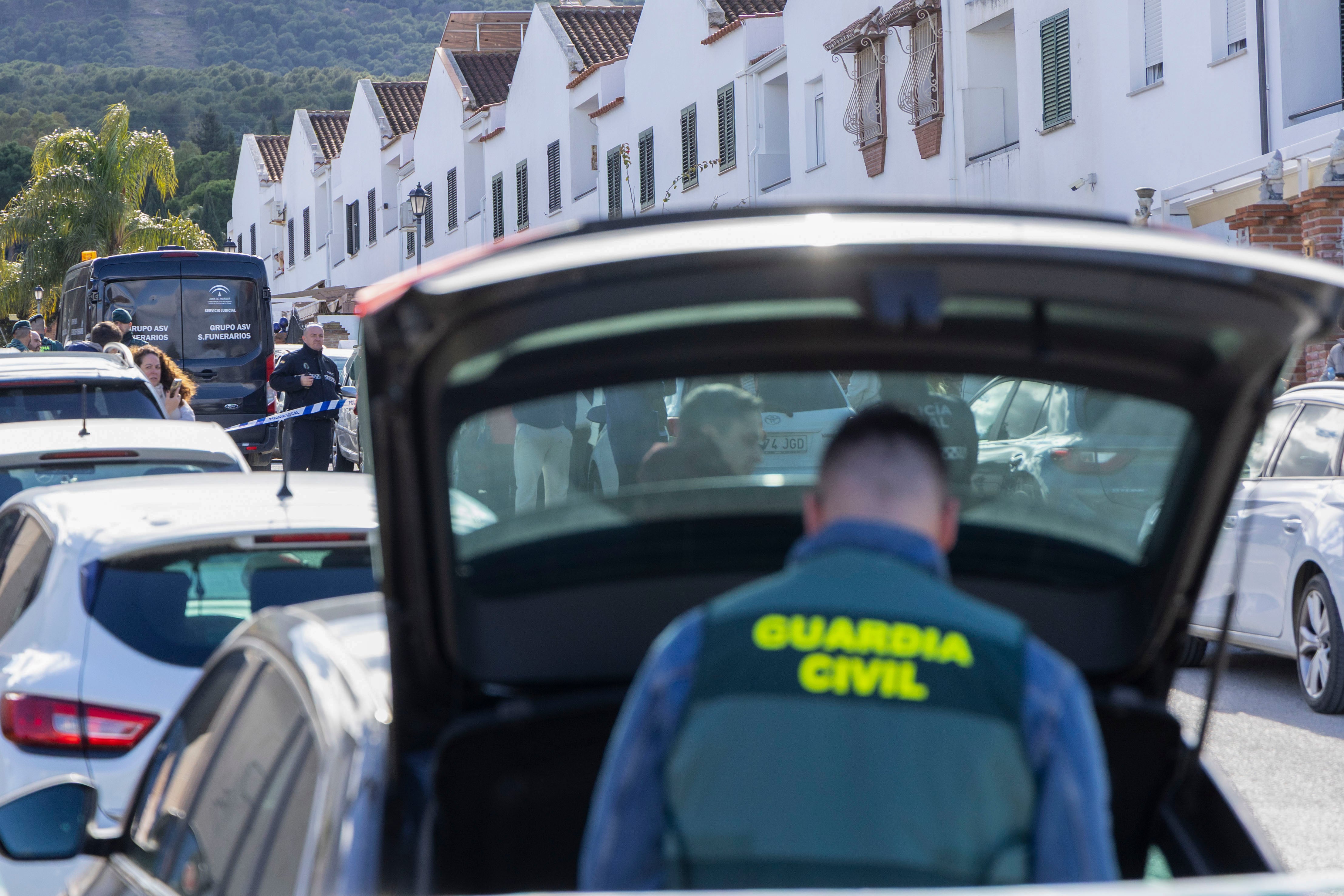 ALHAURÍN EL GRANDE (MÁLAGA), 24/01/2026.- Una mujer de nacionalidad británica que se encontraba en el sistema Viogen ha sido asesinada esta mañana en su domicilio de Alhaurín el Grande. El presunto autor se ha entregado acto seguido en la prisión de Alhaurín de la Torre. EFE/Álvaro Cabrera