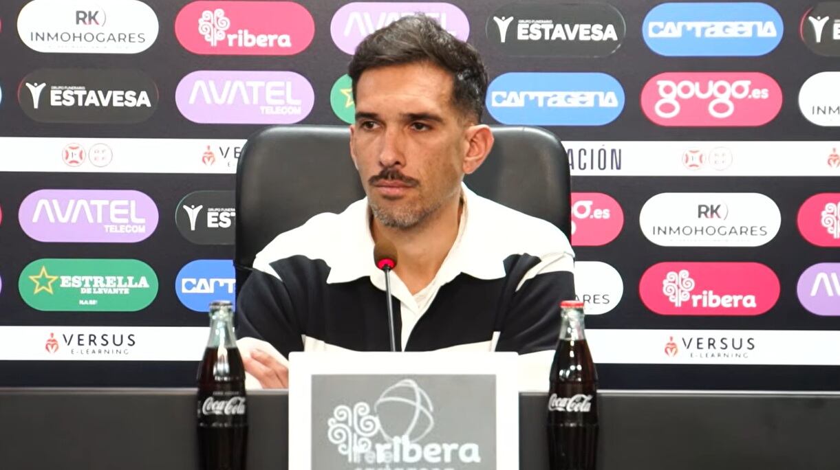 Raúl Guillén, técnico interino del FC Cartagena, en la sala de prensa del Cartagonova.