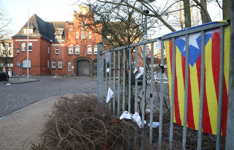 Una estelada (izq) colocada cerca de la prisión de Neumünster (Alemania), donde el expresidente de la Generalitat catalana Carles Puigdemont permanece detenido.