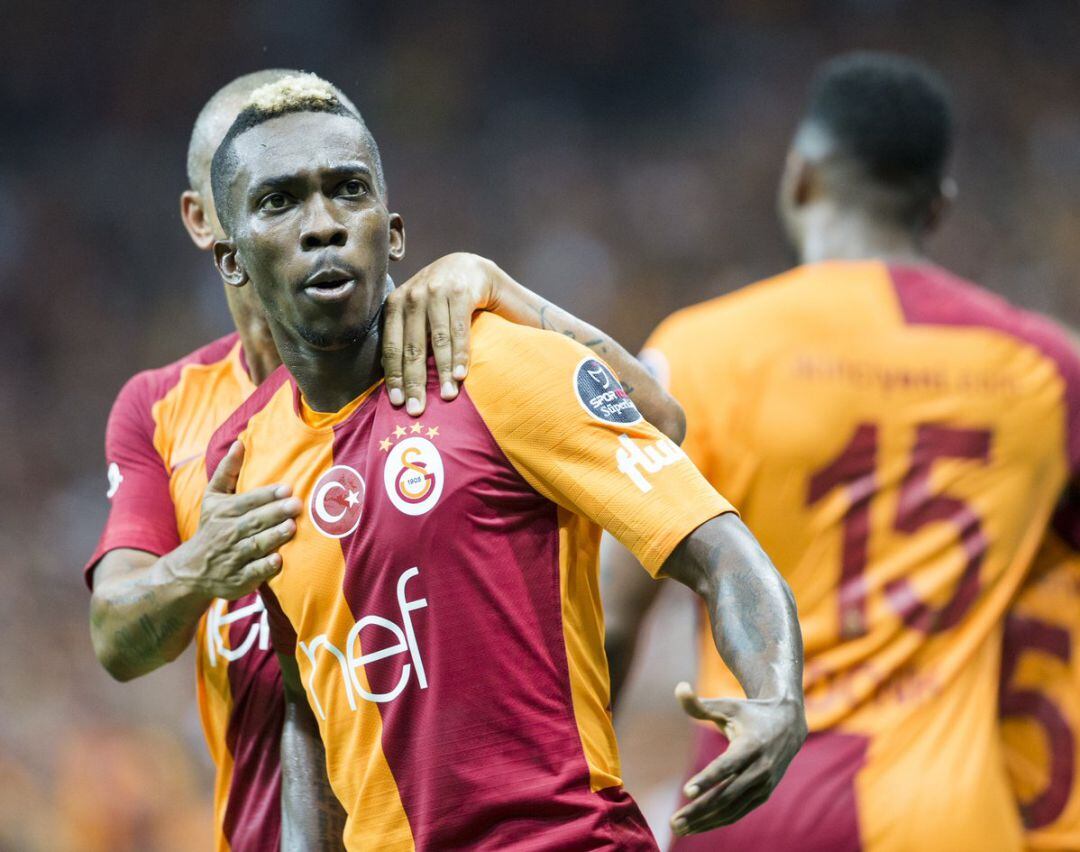 Onyekuru celebra un gol con el Galatasaray