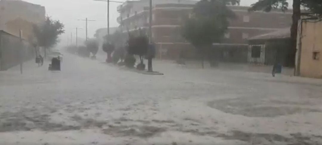 Imagen de una de las calles de Socuéllamos durante la tormenta