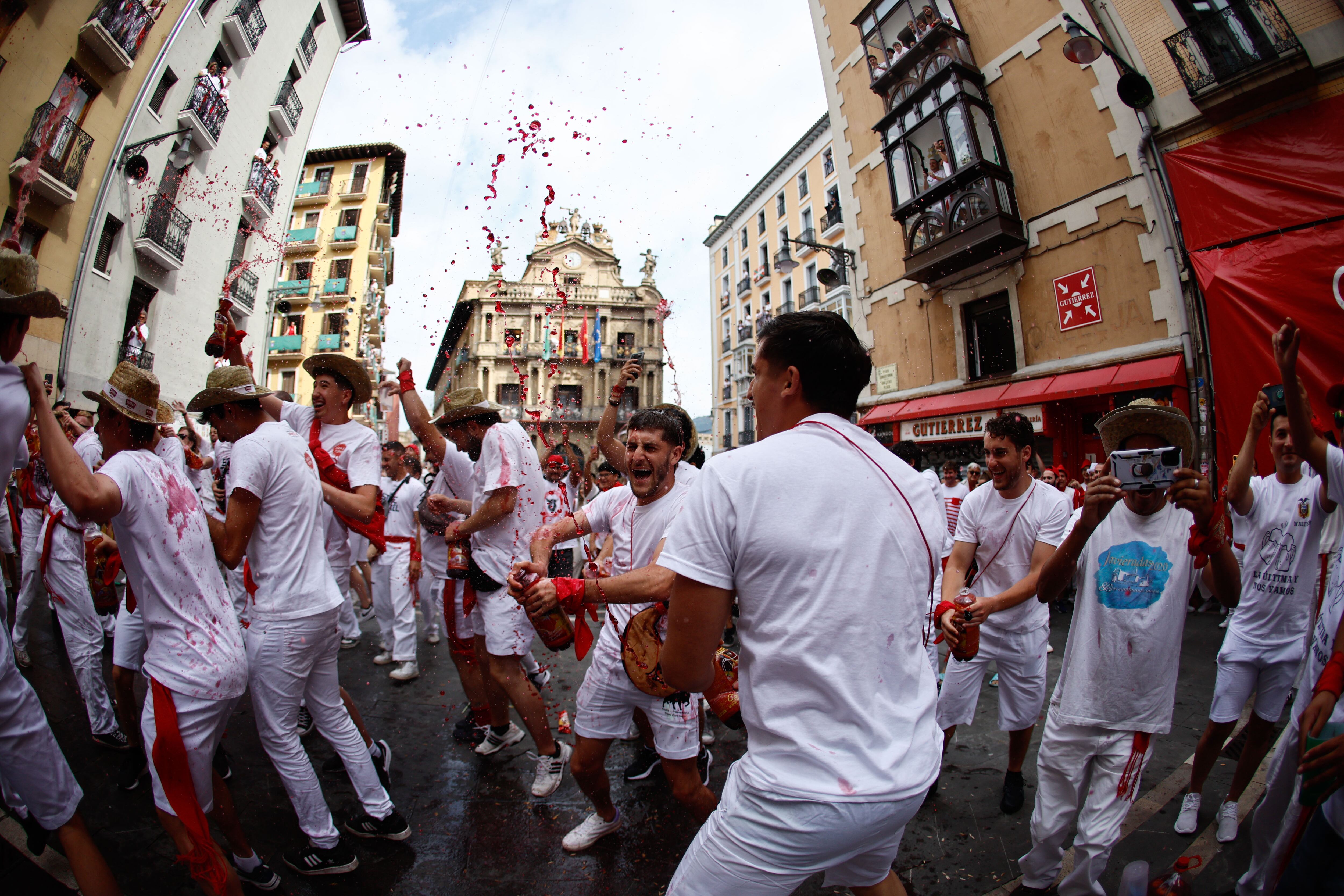 PAMPLONA, 06/07/2023.- Asistentes celebran en la Plaza Consistorial de Pamplona antes del chupinazo anunciador de los Sanfermines 2023, este jueves. EFE/Rodrigo Jiménez
