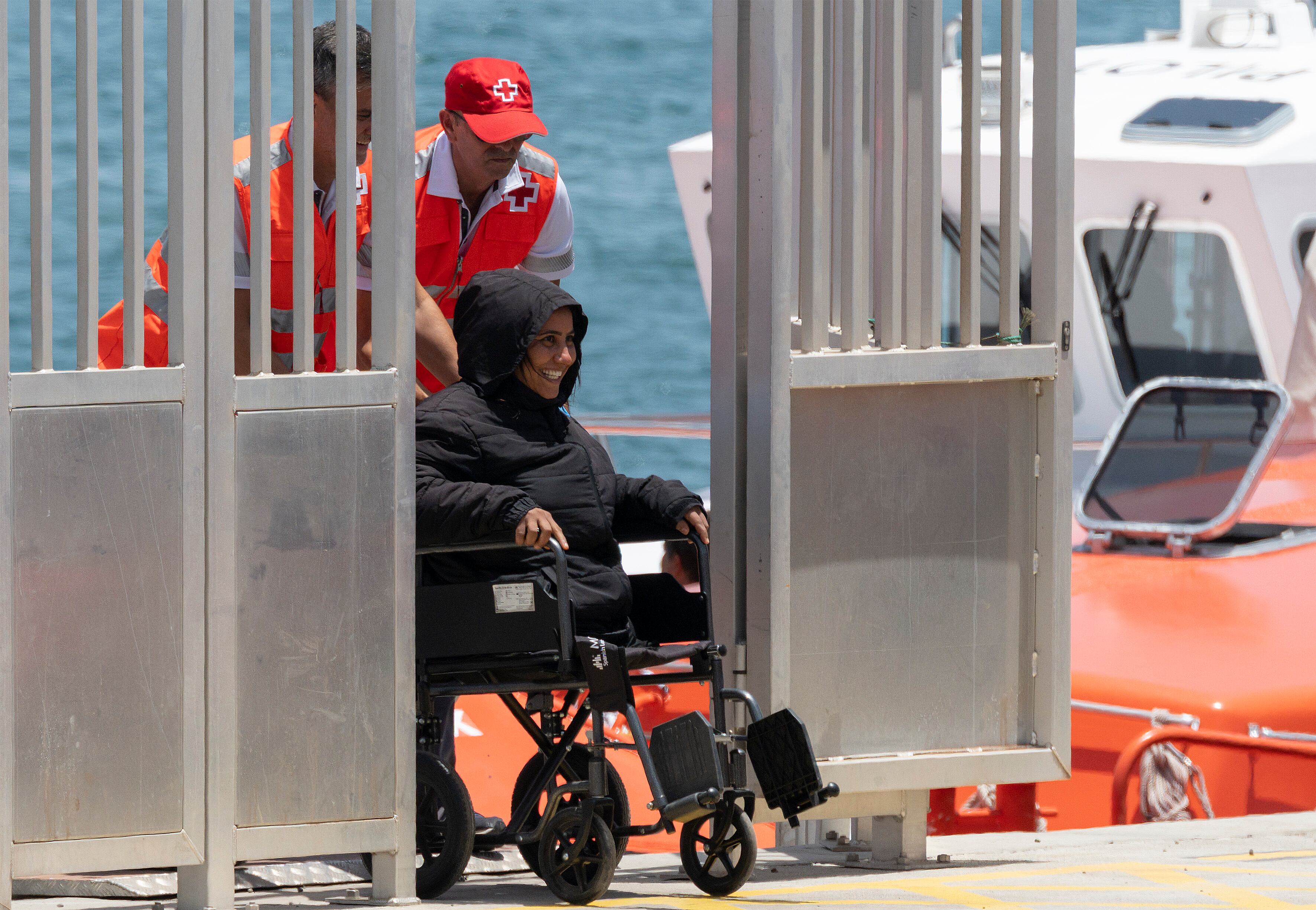 ARRECIFE (LANZAROTE), 29/07/2025.- La última patera rescatada este martes a 40 kilómetros de Lanzarote, incluía entre sus 38 ocupantes a una mujer sin piernas, un grado de discapacidad nunca visto hasta la fecha entre las personas que arriesgan la vida en la Ruta Canaria. EFE/ Adriel Perdomo
