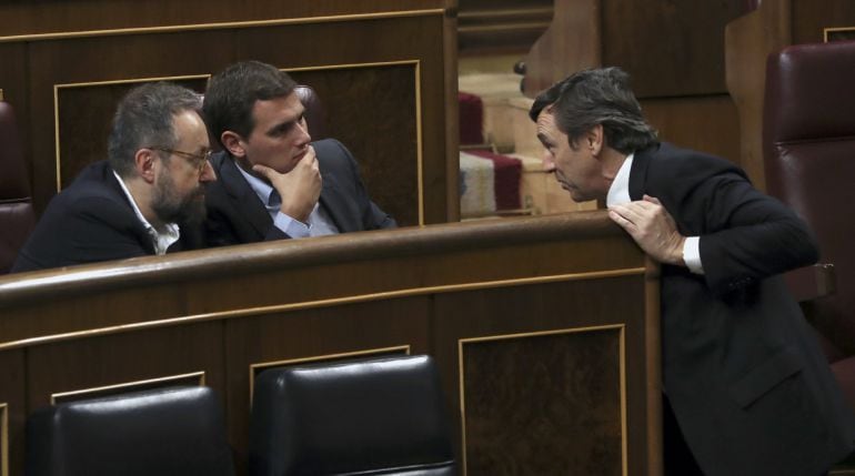 El portavoz parlamentario del PP, Rafael Hernando (d), conversa con el presidente de Ciudadanos, Albert Rivera (c), y su portavoz, Juan Carlos Girauta (i), durante el pleno en el Congreso de los Diputado