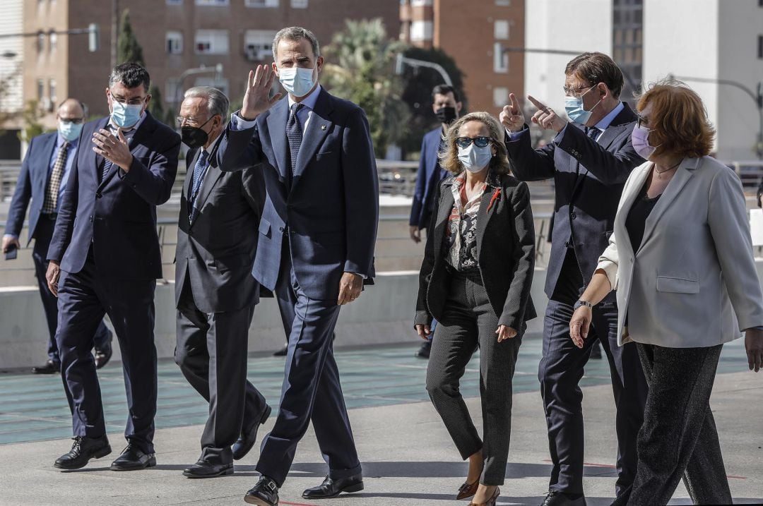 El rey Felipe VI a su llegada al Congreso de Directivos, junto a Ximo Puig, Nadia Calviño e Isidro Fainé, entre otros