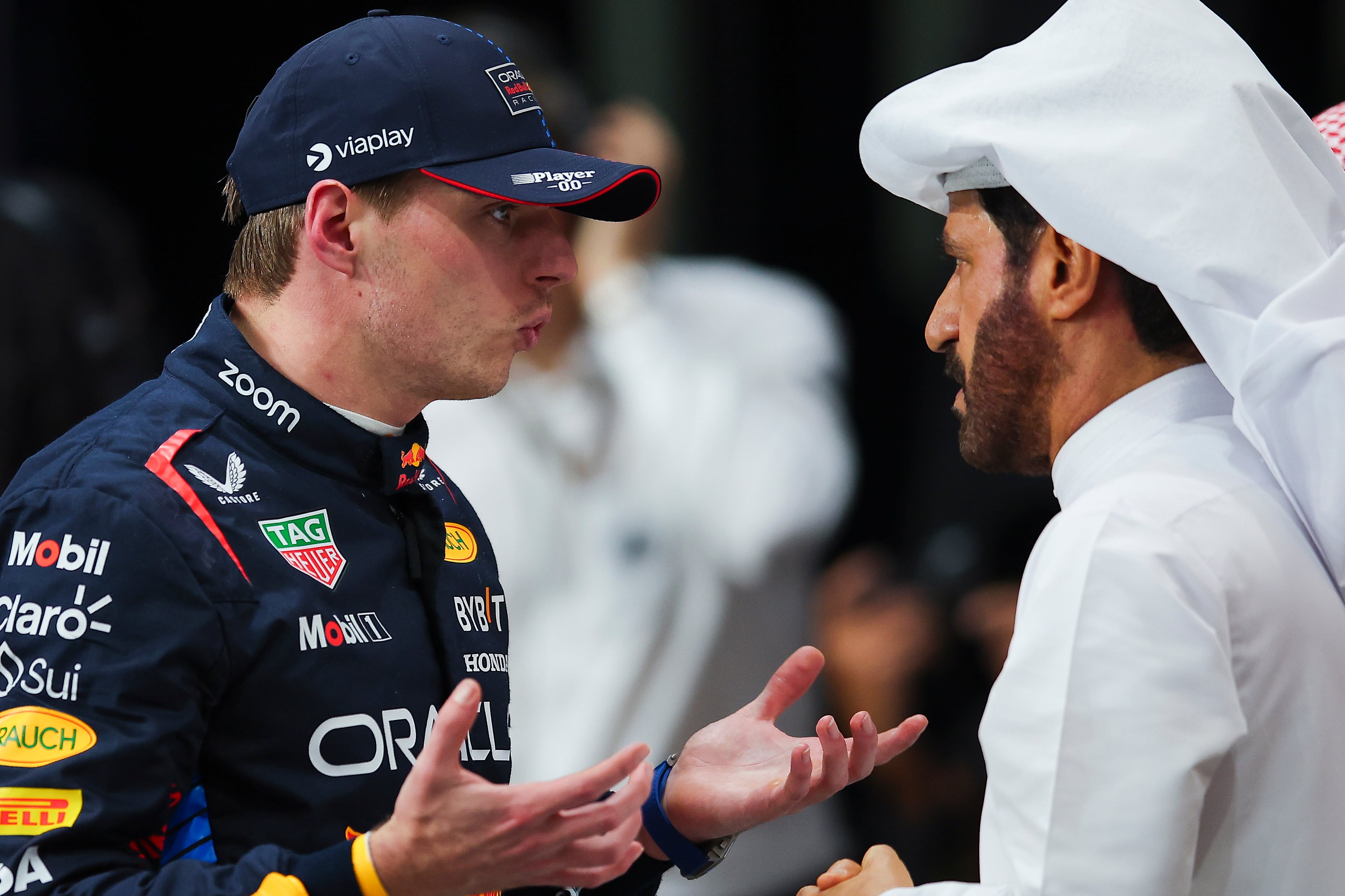 El piloto de Red Bull Max Verstappen charla con el presidente de la FIA, Mohammed Ben Sulayem