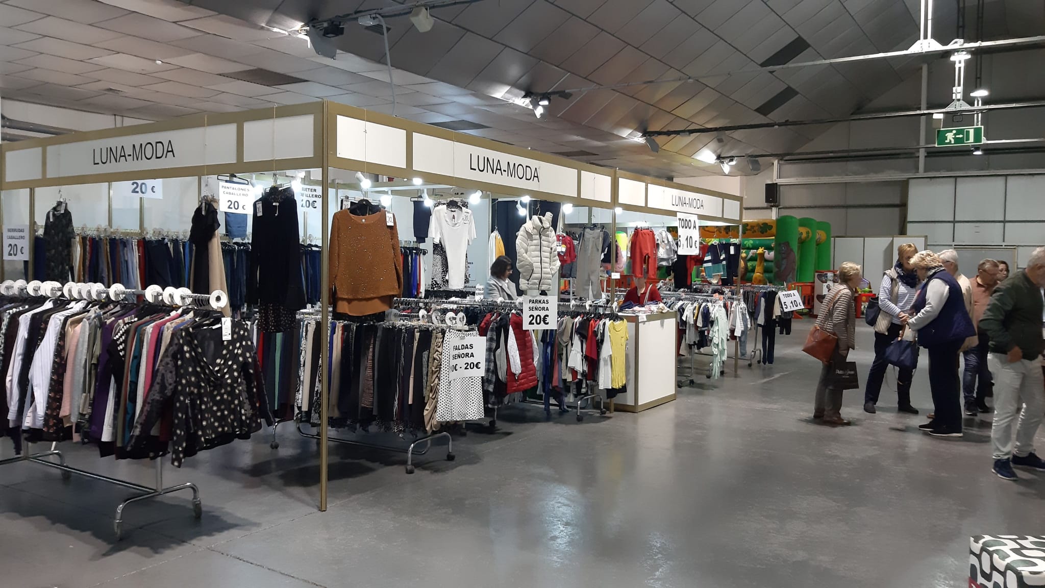 La Fira d'Estocs tanca les seves portes amb satisfacció entre venedors i clients.