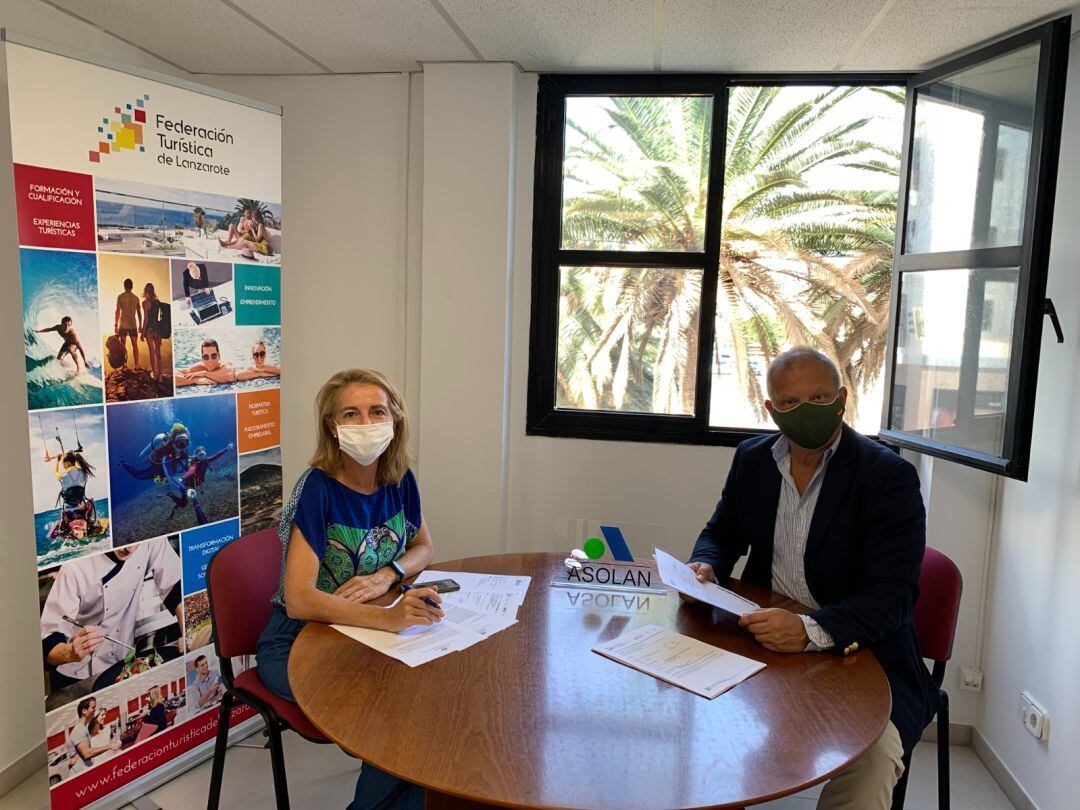 El el director gerente internacional de de la Compañía Five Oceans Trading, Sigfrid Soria, y la presidenta de la Federación Turística de Lanzarote, Susana Pérez.
