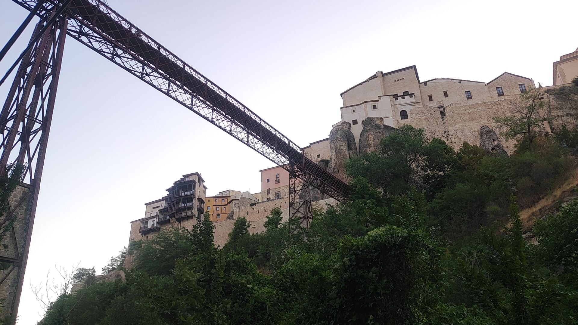 Las Casas Colgadas de Cuenca, tras el Puente de San Pablo