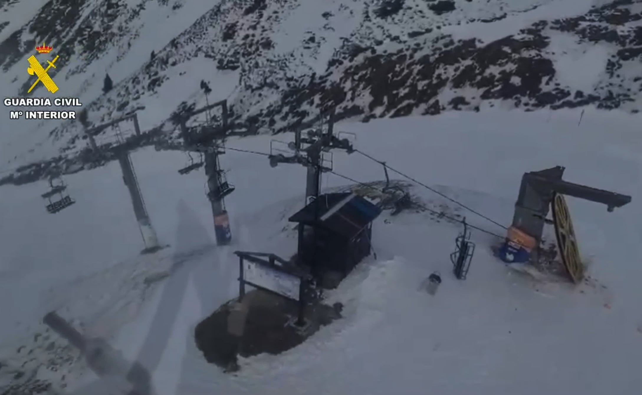 ASTÚN (HUESCA), 18/01/2025.- Imágenes de la Guardia Civil sobrevolando el telesilla accidentado el pasado 18 de enero.