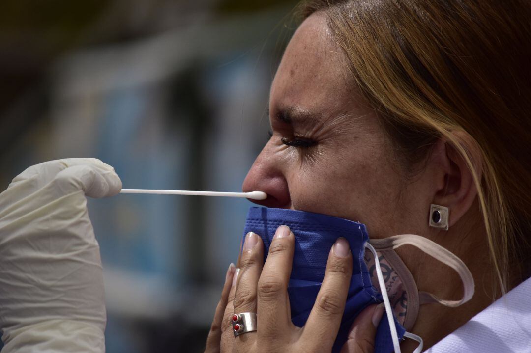 Realización de una PCR a una posible contagiada.