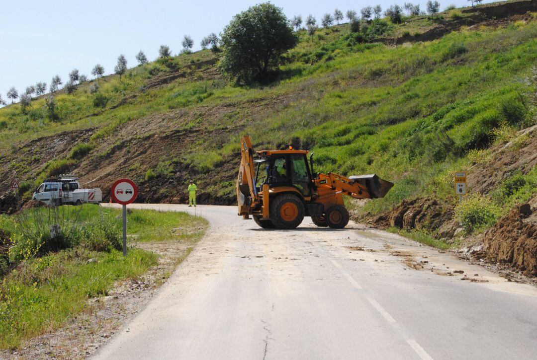 Intervención en una de las carreteras de la sierra