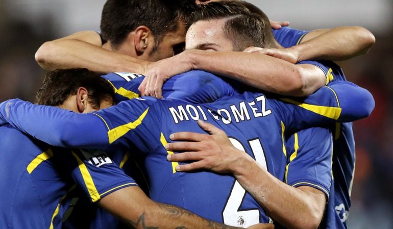 Los jugadores del Getafe felicitan a Moi Gómez tras marcar el tercer gol ante el RCD Espanyol, durante el partido de la vigésima jornada de Liga en Primera División disputado en el Coliseum Alfonso Pérez, en Getafe.