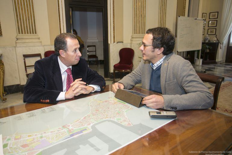 El alcalde de Chiclana, José María Román, junto al alcalde de Cádiz, José María González