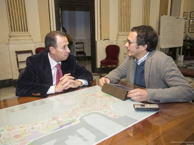 El alcalde de Chiclana, José María Román, junto al alcalde de Cádiz, José María González
