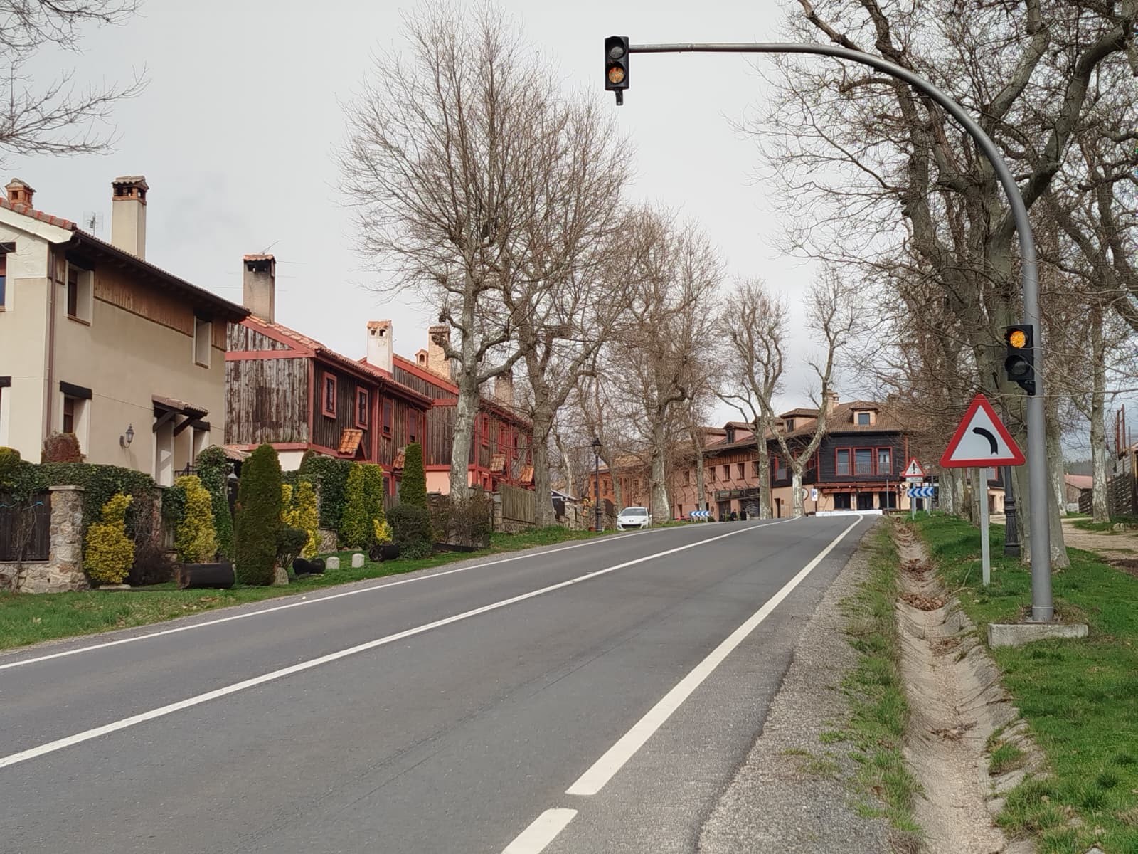 Carretera CL-601 a su paso por los núcleos de Valsaín y La Pradera de Navalhorno