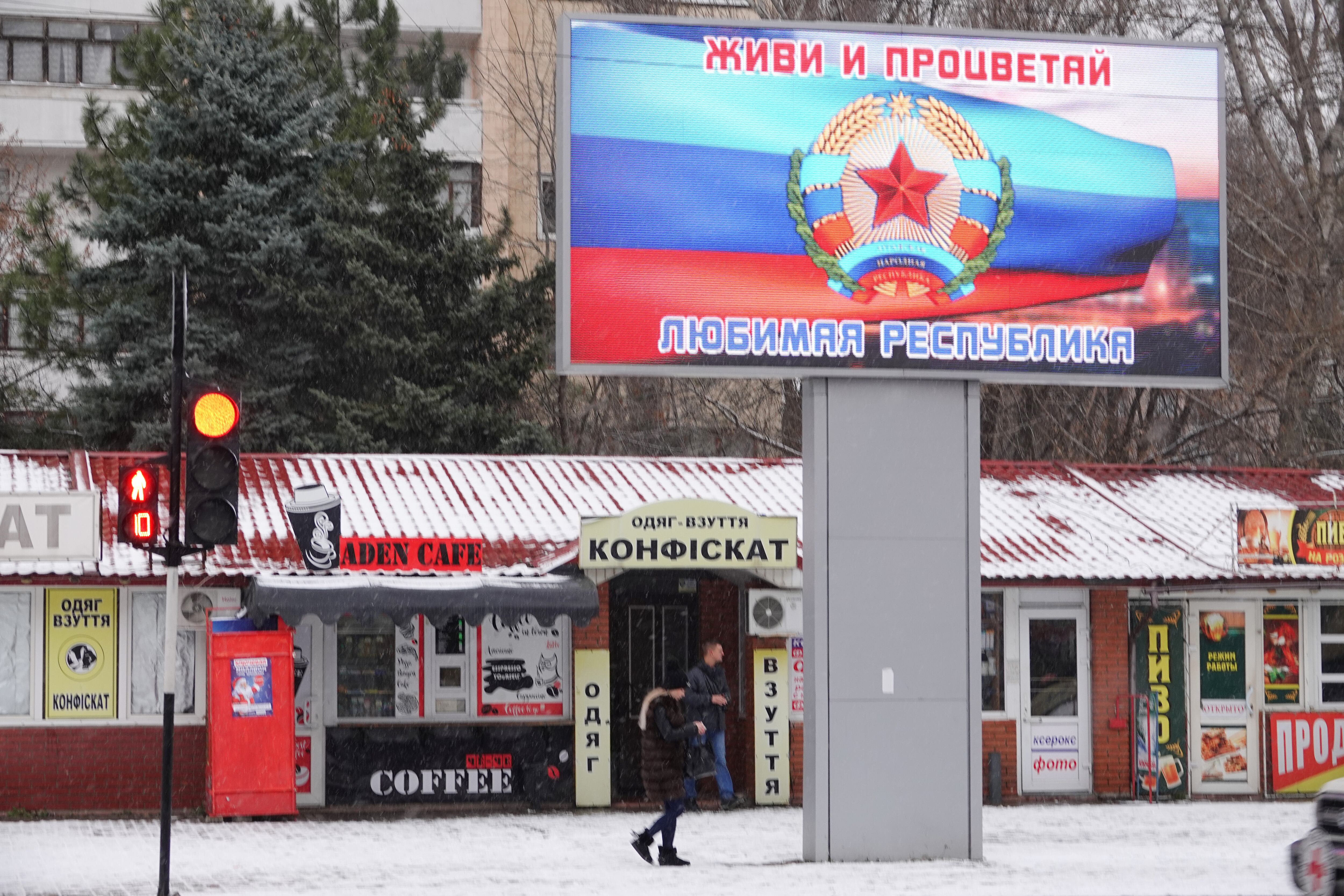 Un cartel con la bandera de la autoproclamada República Popular de Lugansk en la ciudad ocupada por Rusia