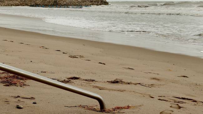 Detalle de la playa de El Perelló tras el temporal Gloria