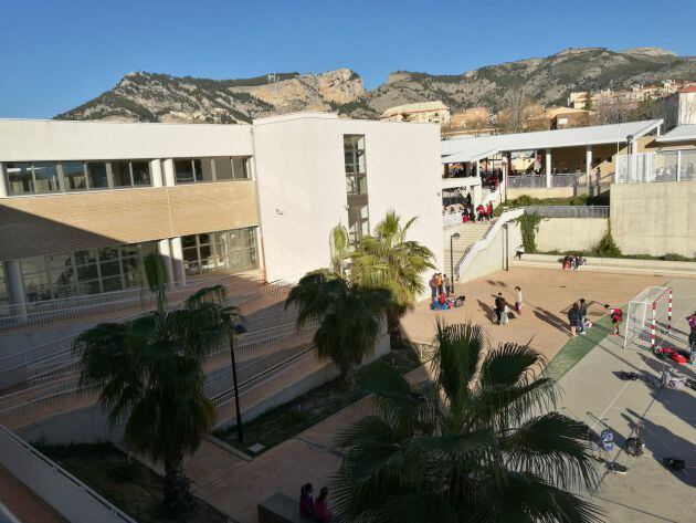 El col.legi públic Miguel Hernández cuenta con escuela madrugadora, cocina propia, biblioteca y taller de cerámica.