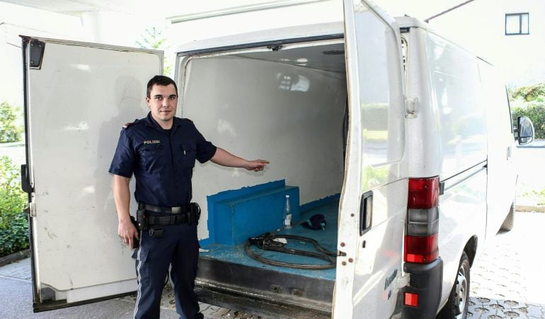 La policía austriaca enseña el interior de la furgoneta.