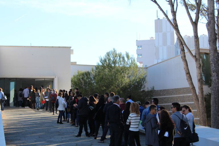 Los participantes hacen cola para acceder al evento