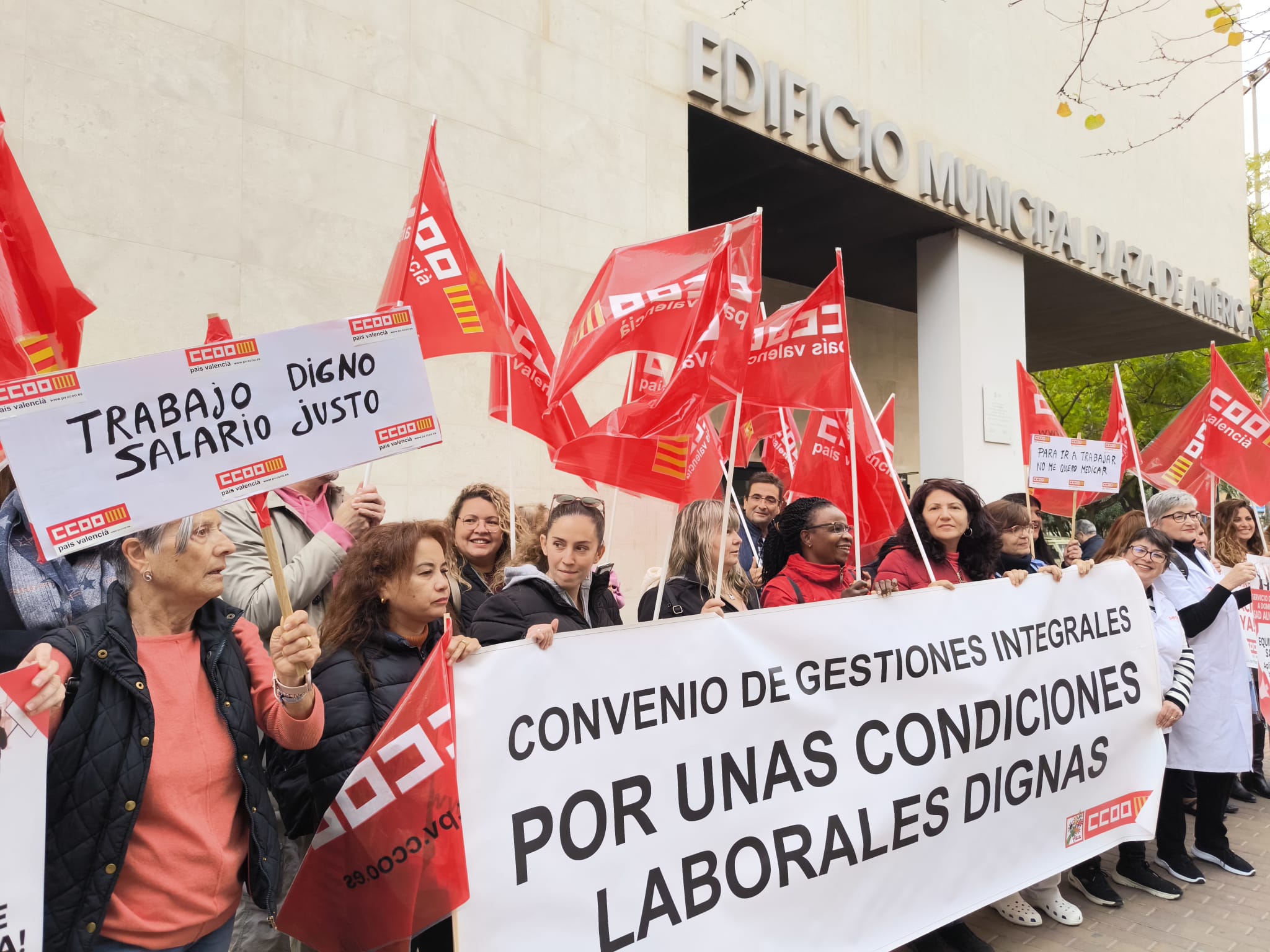 Protesta de las trabajadoras de centros de mayores en Plaza América, Alicante