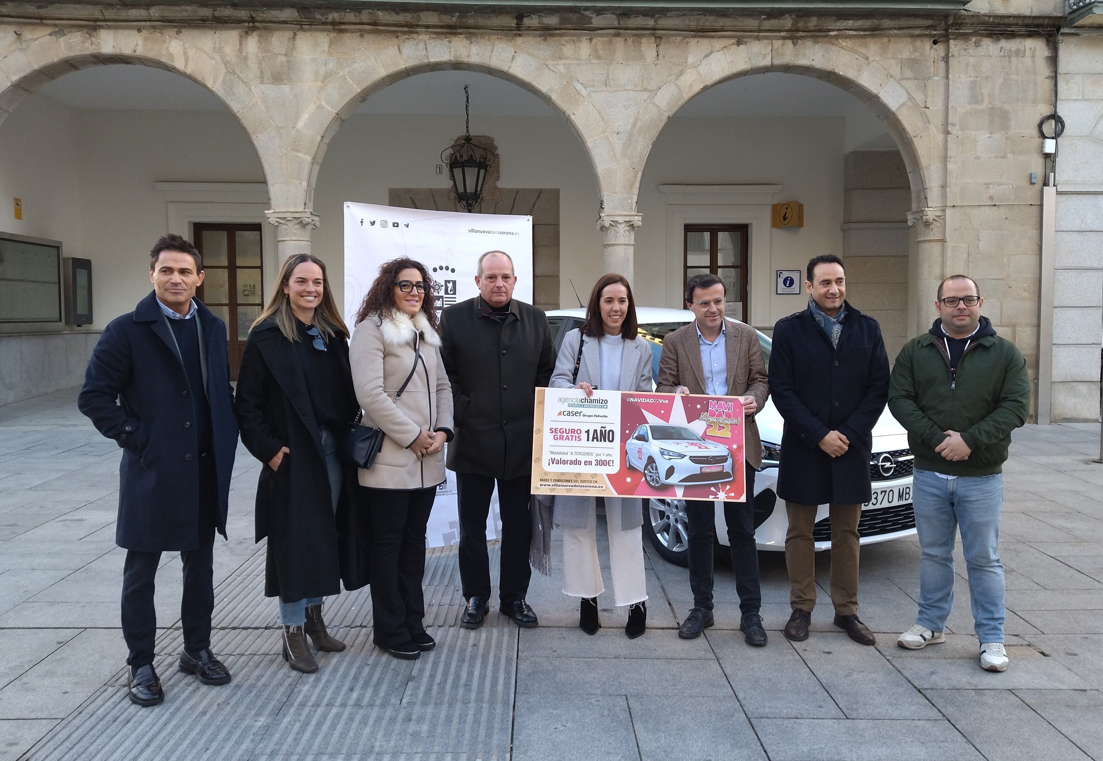 Acto de entrega del coche de la campaña